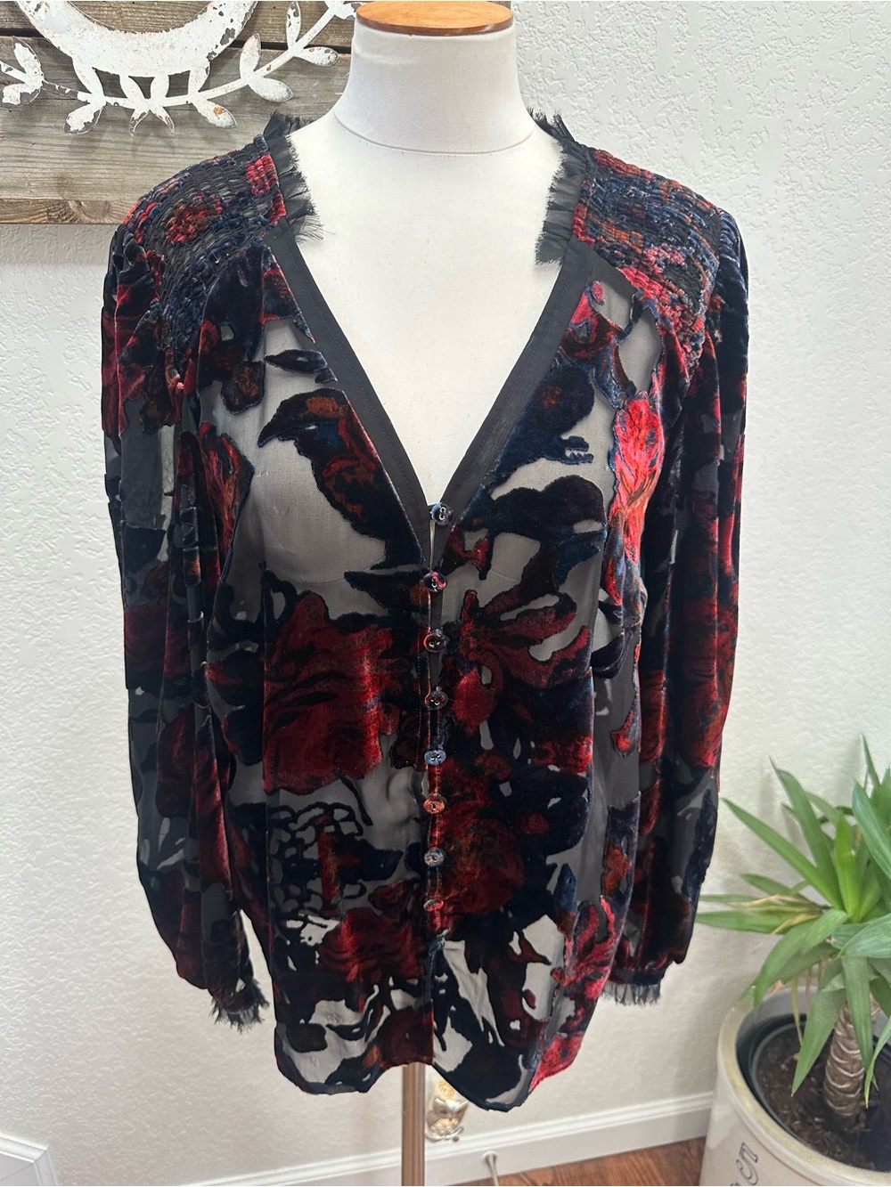 Sundance Velvet Burnout Floral Button-Front Women's Top - Black & Red size M